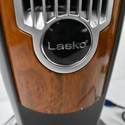 Lasko Oscillating Fan w/ Remote. Cosmetic Damage. Works