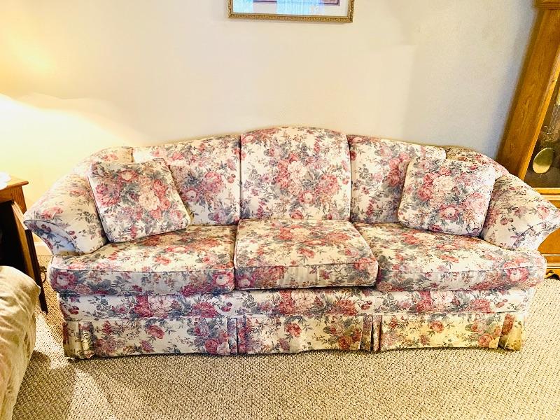 Beautiful floral Broyhill couch | EstateSales.org
