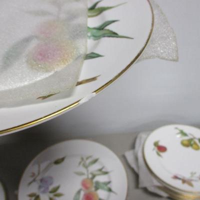 Lot 4 - Royal Worcester Evesham Gold Rimmed Dishes