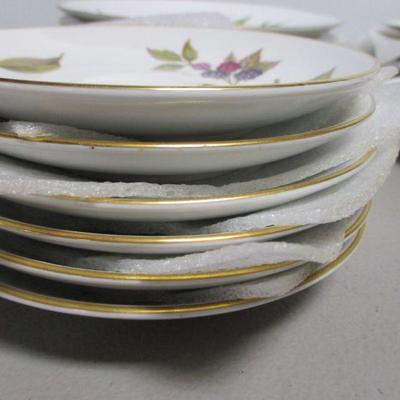Lot 4 - Royal Worcester Evesham Gold Rimmed Dishes