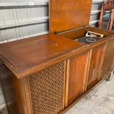 Lot 4 Stereo Cabinet with turntable