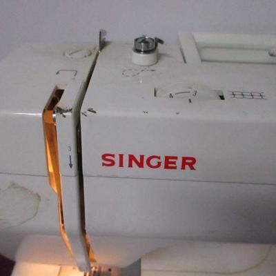 Lot 103 - Singer Sewing Machine Model 1116