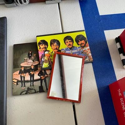 Lot 86 Beatles - 2 magnets and 1 mirror