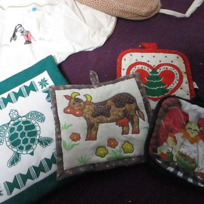 Lot 154 - Place-mats, Pot Holders & Apron  
