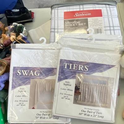Lot 115 Curtains and Sheet Set -new in package