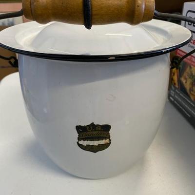 Lot 142 Enameled wear pot with lid
