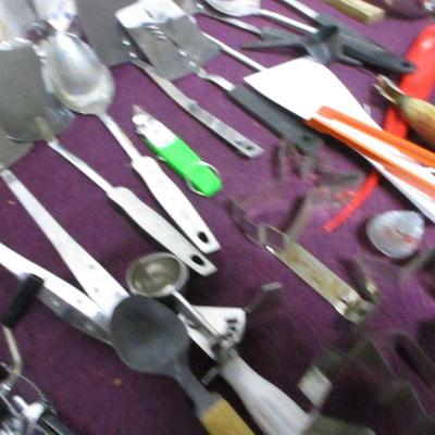 Lot 166 - Kitchen Items