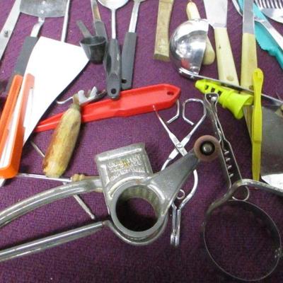 Lot 166 - Kitchen Items