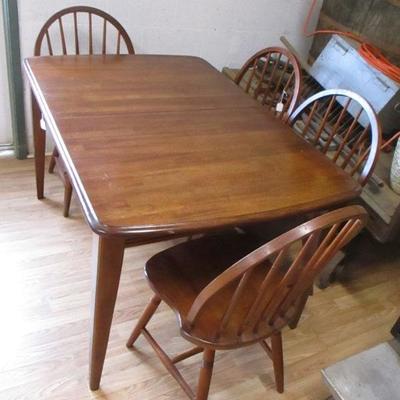 Lot 175 - Dining Room Table With 4 Chairs