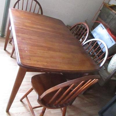 Lot 175 - Dining Room Table With 4 Chairs