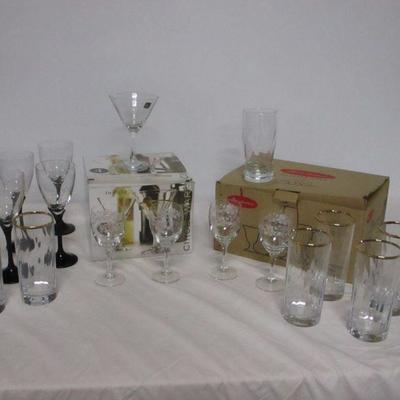 Lot 2 - Decorative Glassware 