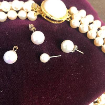 Lot # 158 Pearl Style Ladies Costume Jewels 
