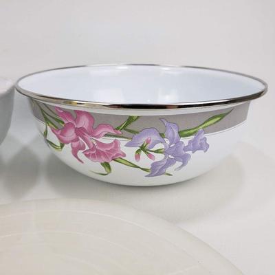 2 Porcelain Enamel Covered Bowls With Lids - 5 Qt and 4 Qt