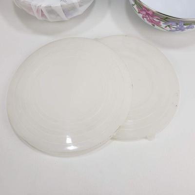 2 Porcelain Enamel Covered Bowls With Lids - 5 Qt and 4 Qt