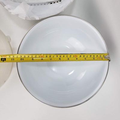 2 Porcelain Enamel Covered Bowls With Lids - 5 Qt and 4 Qt