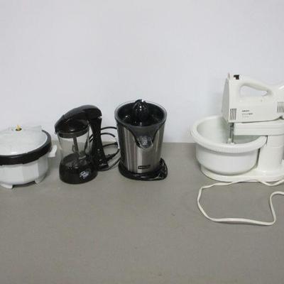 Lot 105 - Small Kitchen Appliances 