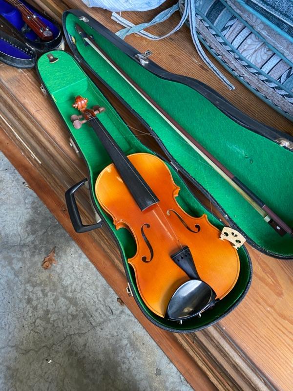 Violin & Ukulele in casesLot 277