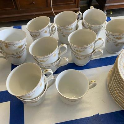 12 Pc China Set-Four Crown China-Japan w/serving pieces-Lot 328
