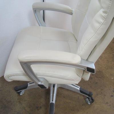 Lot 1048 - Single White Computer Office Chair by Sealy