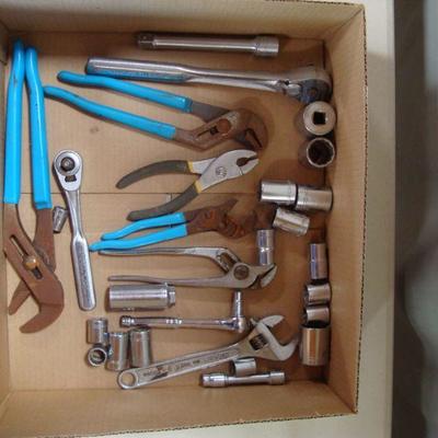Lot 1060 - Hand Tools and Ratchet Lot 