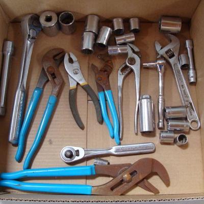 Lot 1060 - Hand Tools and Ratchet Lot 