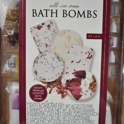 Creative You All-In-One D.I.Y. Bath Bombs & Aromatherapy Kit: 34 Pieces - New