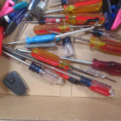 Lot 3034 - Small Tool Lot screw drivers