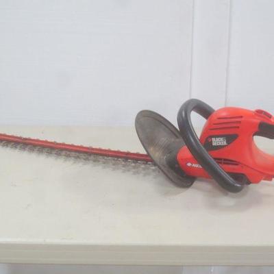 Lot 3046 - Black + Decker 24'' Hedge Trimmer 3100 CSPM