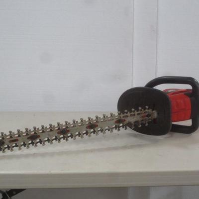 Lot 3046 - Black + Decker 24'' Hedge Trimmer 3100 CSPM
