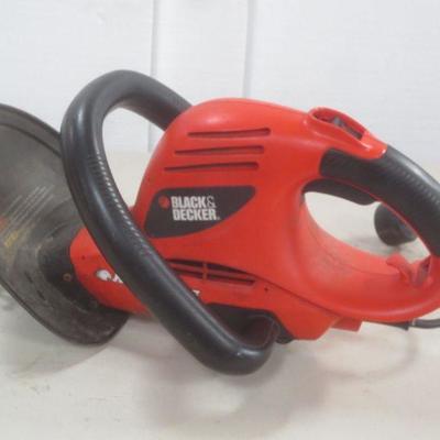 Lot 3046 - Black + Decker 24'' Hedge Trimmer 3100 CSPM