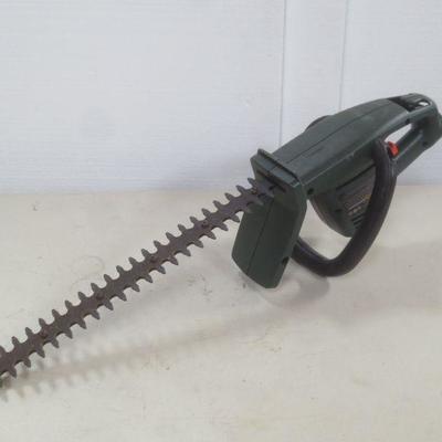 Lot 3047 - 18'' Black and Decker Hedge Trimmer