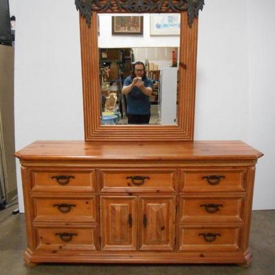 Lot 3014 - Thomasville 9 Drawer Dresser with Mirror