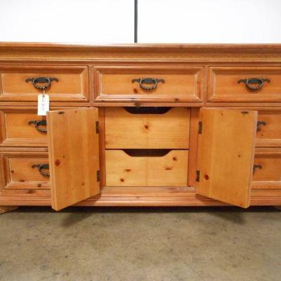 Lot 3014 - Thomasville 9 Drawer Dresser with Mirror