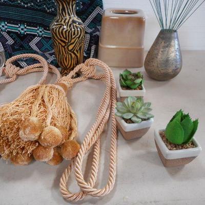 Lot 3083 - Assorted Home Decor Items