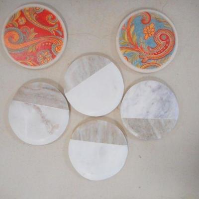 Lot 3108 - 4 Marble Drink coasters + 2 Crate and Barrel coasters