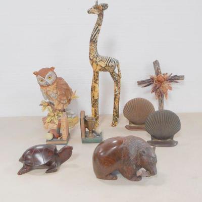 Lot 3109 - Home Decor Bookends + Wooden Figs