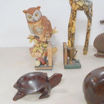 Lot 3109 - Home Decor Bookends + Wooden Figs