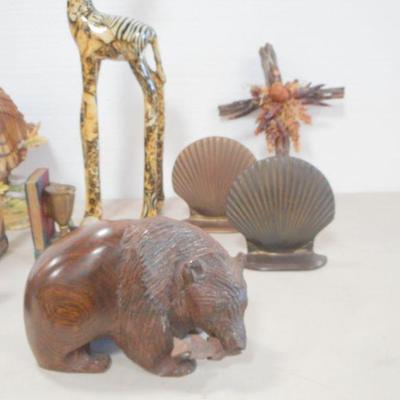 Lot 3109 - Home Decor Bookends + Wooden Figs