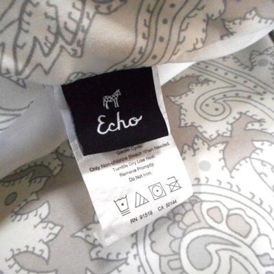 Lot 3124 - Echo Design Paisley Comforter + Pillow Shams