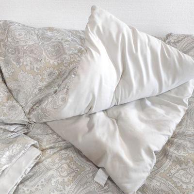 Lot 3124 - Echo Design Paisley Comforter + Pillow Shams