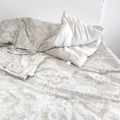 Lot 3124 - Echo Design Paisley Comforter + Pillow Shams