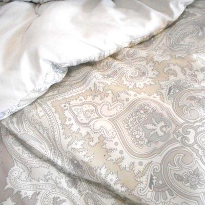 Lot 3124 - Echo Design Paisley Comforter + Pillow Shams