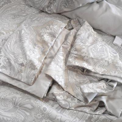 Lot 3124 - Echo Design Paisley Comforter + Pillow Shams