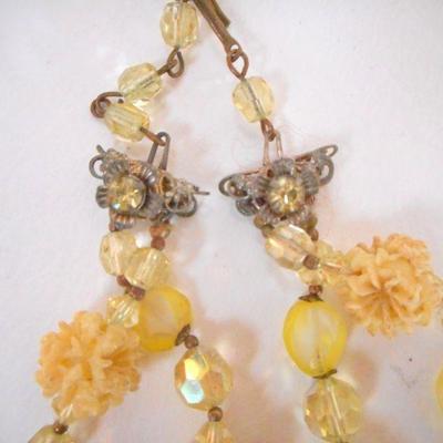 Lot 2058 - Adorable Yellow Vintage Two Strand Necklace