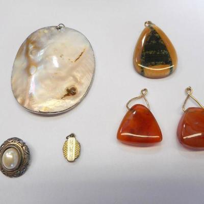 Lot 2062 - Six Piece Jewelry Lot 