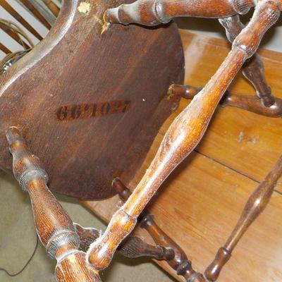Shaker vintage 7 spindle chair.