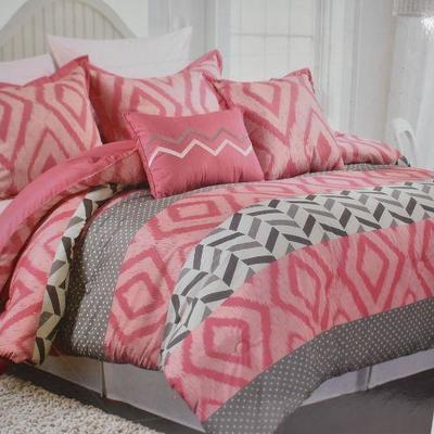 Maddy Reversible Comforter Set, Full/Queen. Pink/Gray/White, $70 Retail - New
