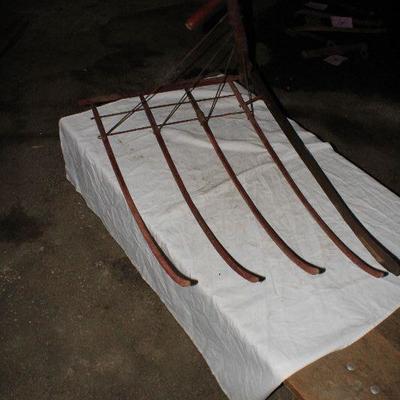 Grain cradle scythe with cutting blade and rake