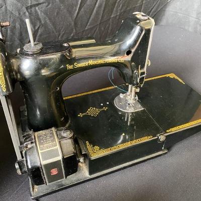 Singer 1951 Featherweight sewing machine with Case and Original Accessories - Lot 380