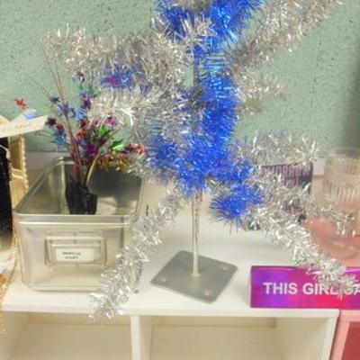 Lot 125 - Misc lot of party favors trinkets do-dads 